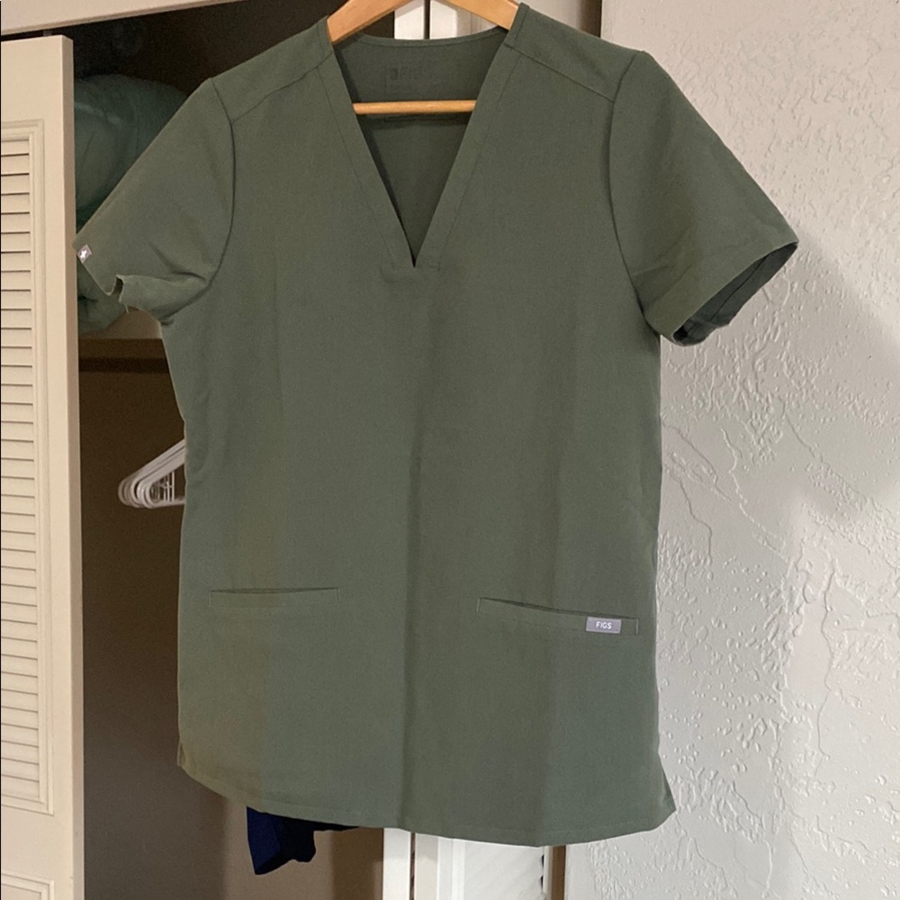 FIGS Casma scrub top in Moss (size S)